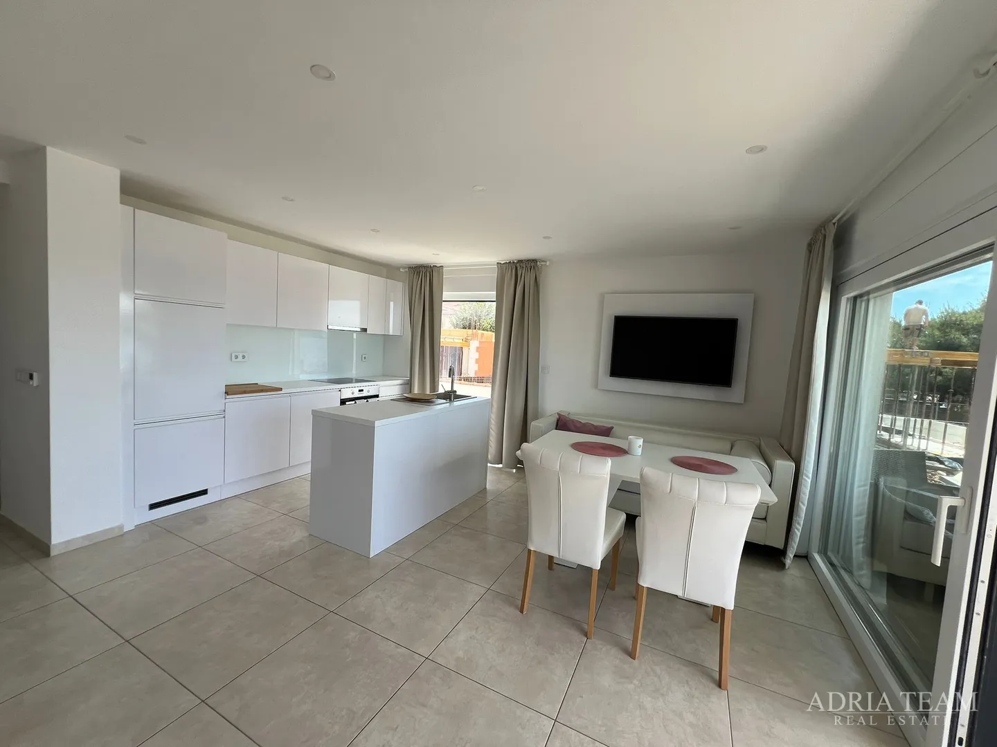 apartmani u prvom redu do mora, moderno uređenje, malo korišteni, bibinje - slika 27