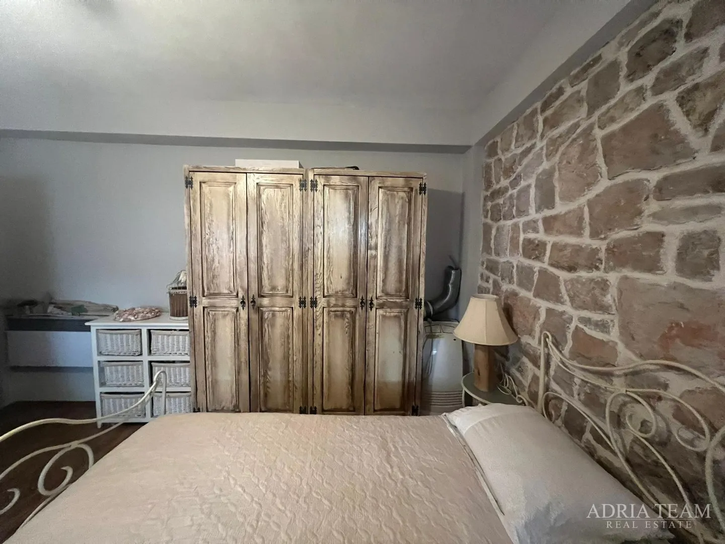 kuća u nizu s apartmanom i poslovnim prostorom, izvrsna lokacija i investicija - pirovac, centar - slika 9