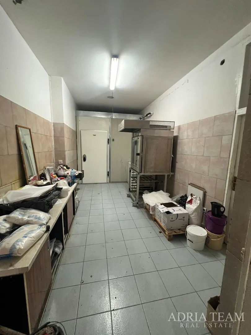 renovirana kuća s poslovnim prostorom (restoran i pekara) - nin - slika 22