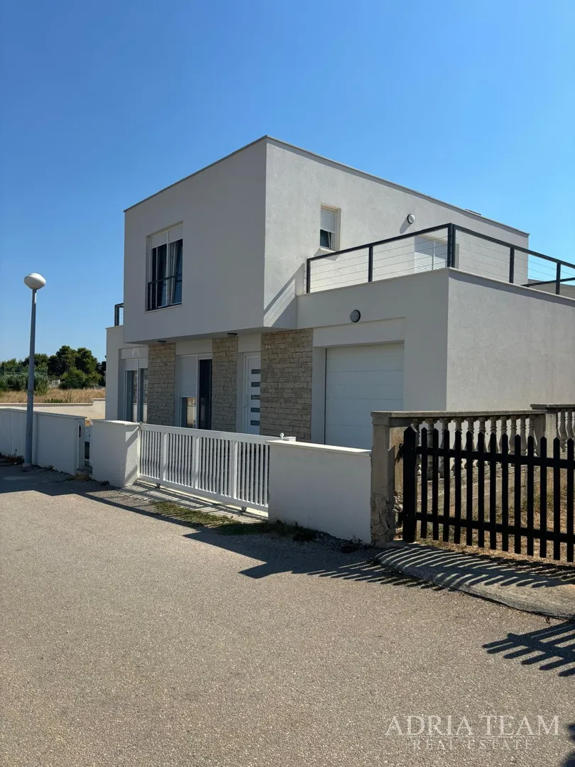 kuća s garažom te otvorenim pogledom na more i planine - vir - slika 2