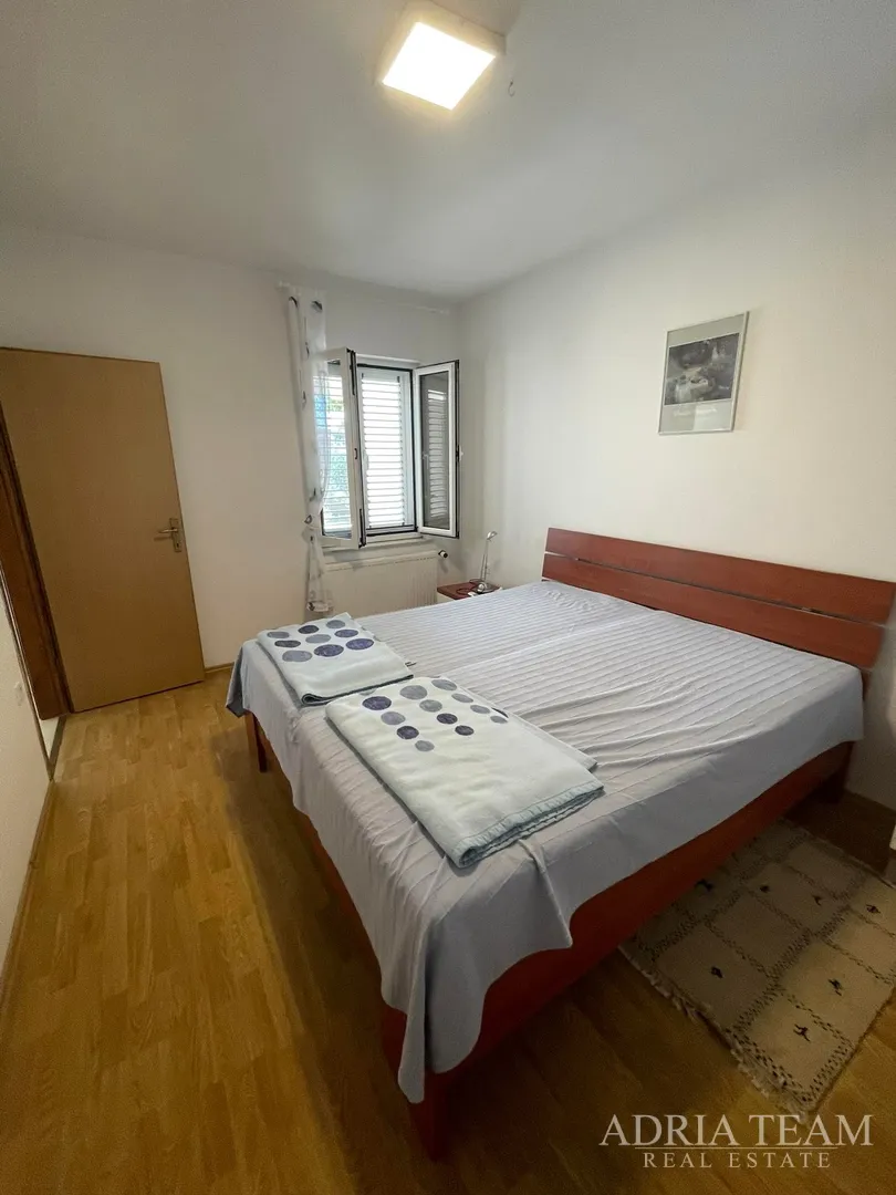 kuća s prostranom okućnicom, prvi red do mora - jakišnica - slika 10