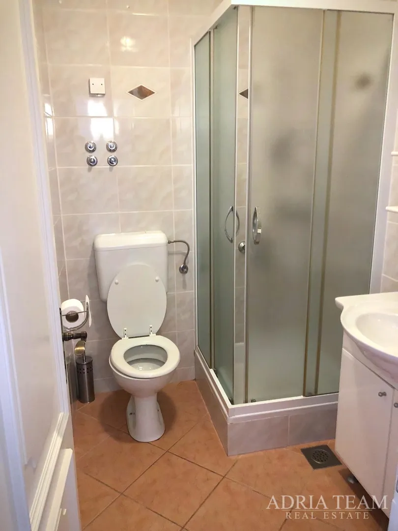 prekrasna dvokatnica s tri apartmana u prvom redu do mora – stara novalja, otok pag - slika 14