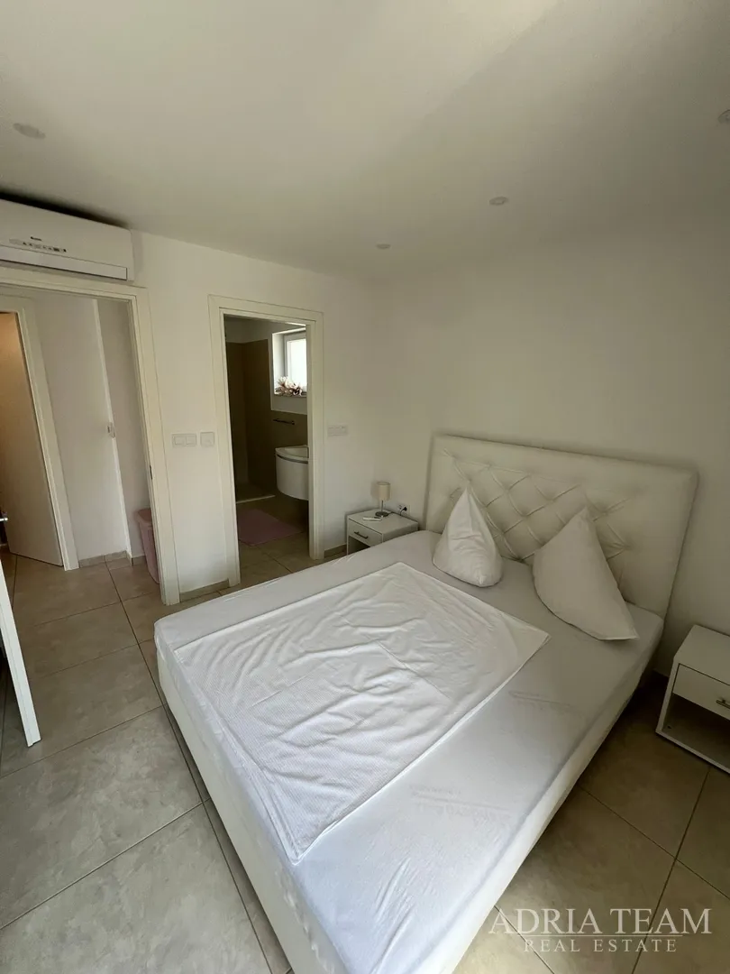 apartmani u prvom redu do mora, moderno uređenje, malo korišteni, bibinje - slika 9