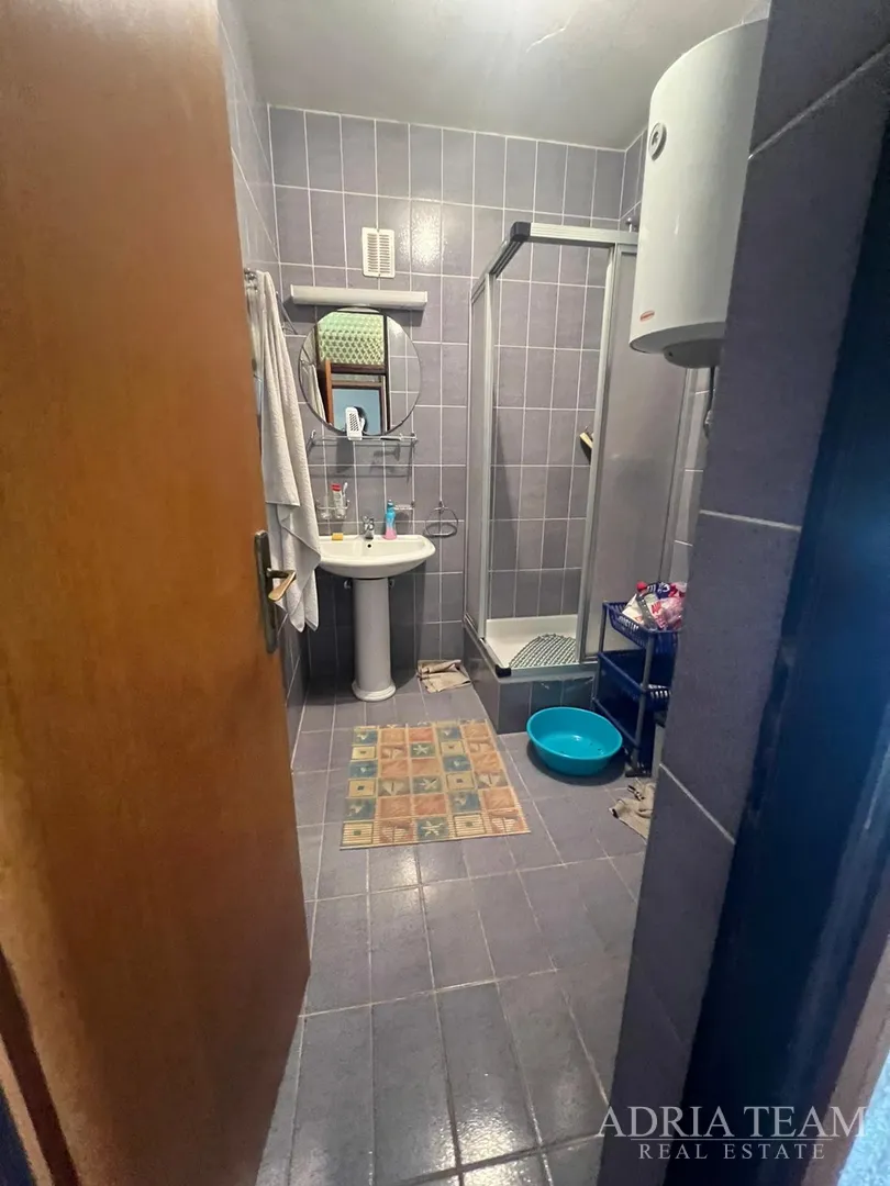 polovica kuće s tri apartmana, izvrsna pozicija! 140 m od plaže, povljana - pag - slika 48