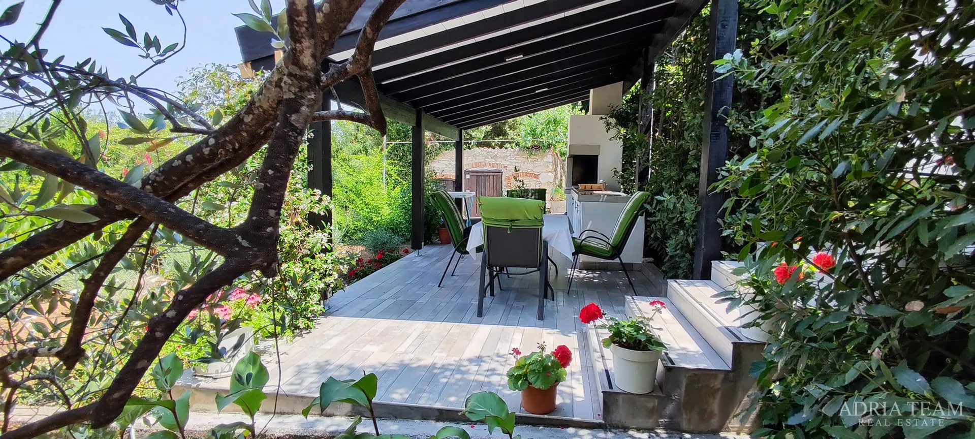 moderan dvosobni apartman s vrtom i garažom – lukoran, otok ugljan - slika 8