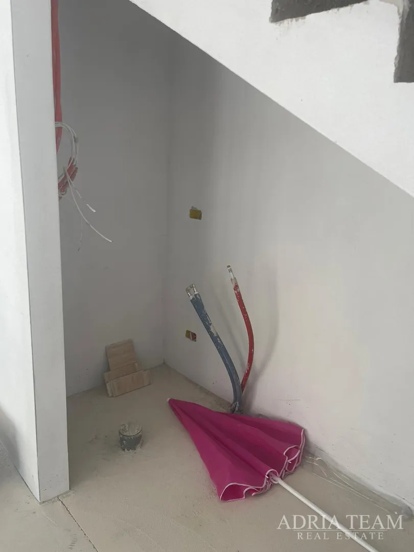 vila s bazenom u novogradnji - zaton - slika 45
