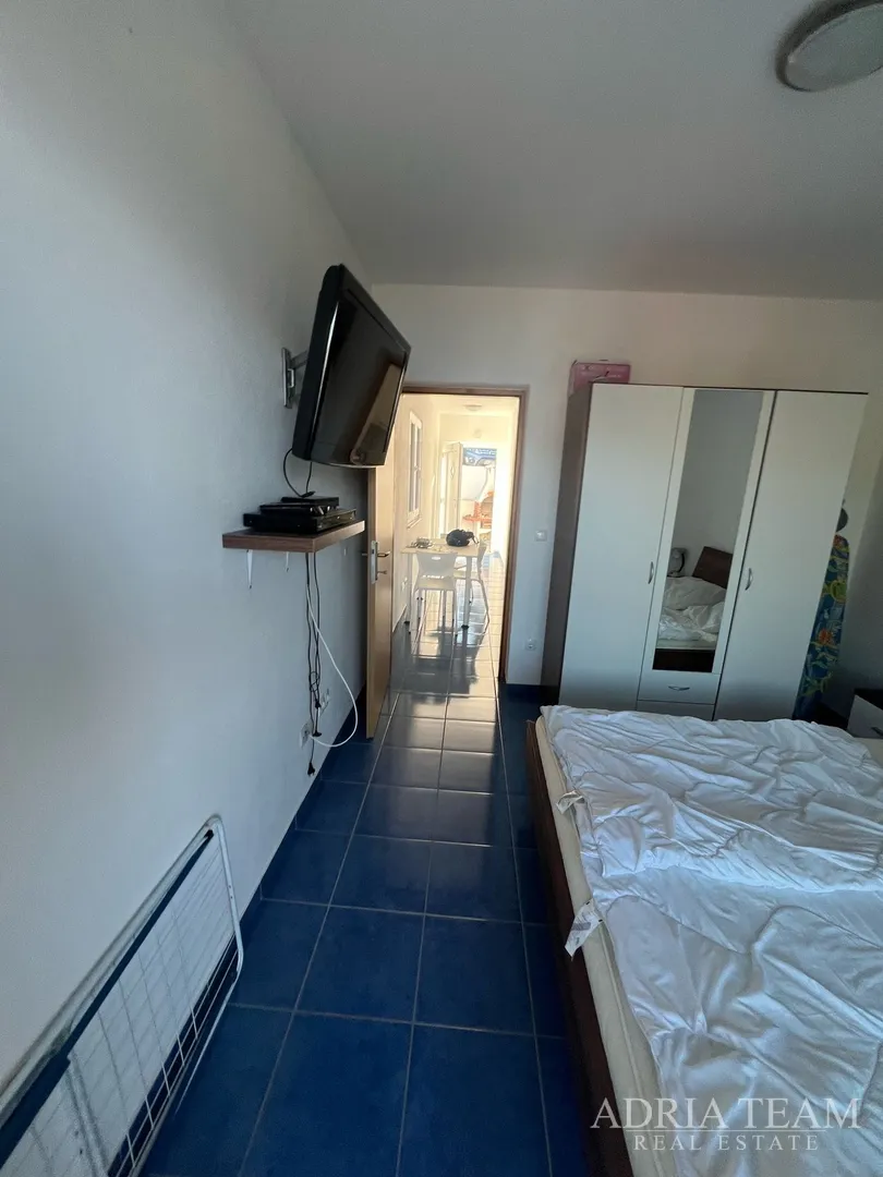 kuća s tri stambene jedinice, pogled na more i velebit - donji karin - slika 18