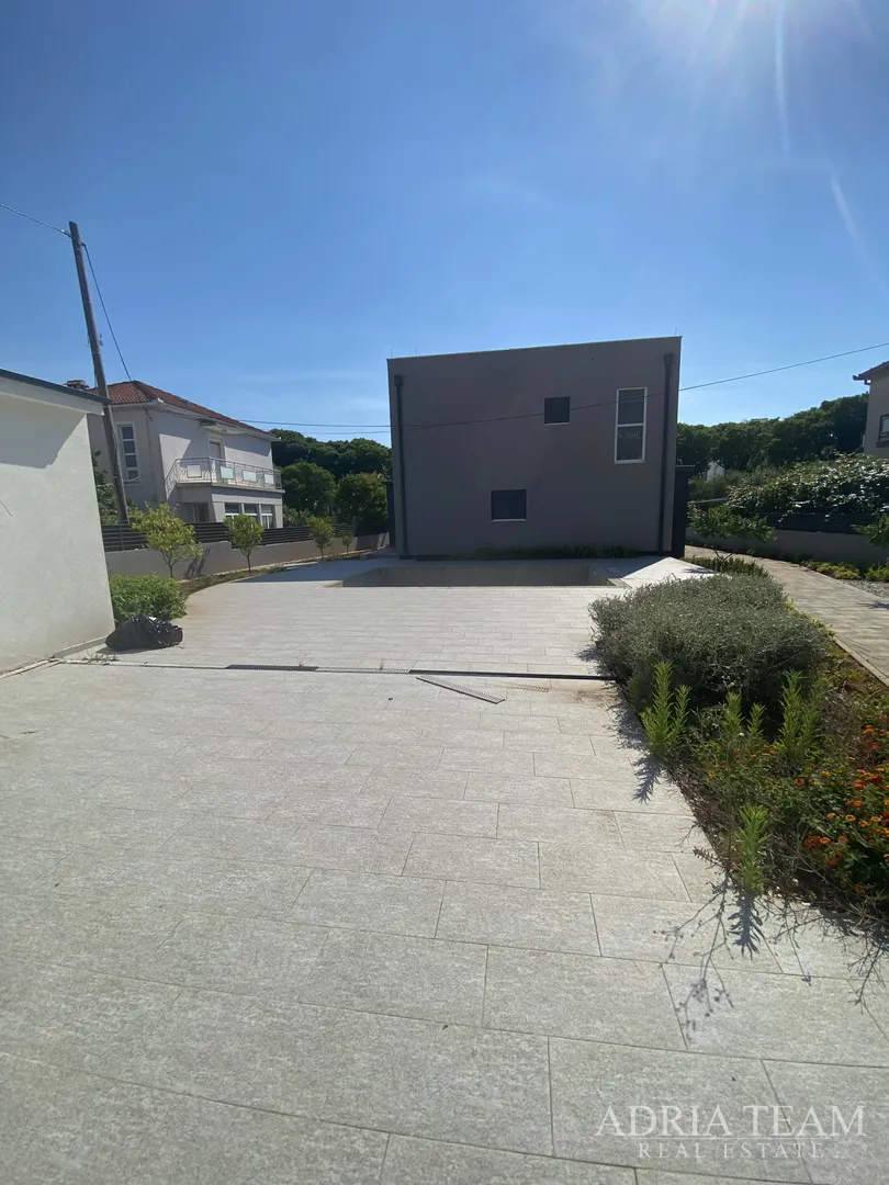 obiteljska kuća s velikim i uređenim dvorištem i bazenom, 400 m od mora, zadar - borik - slika 27
