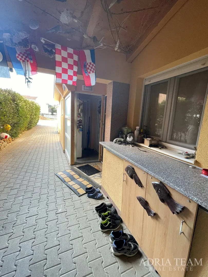 troetažni apartman u stambenoj zgradi - vrsi - slika 31
