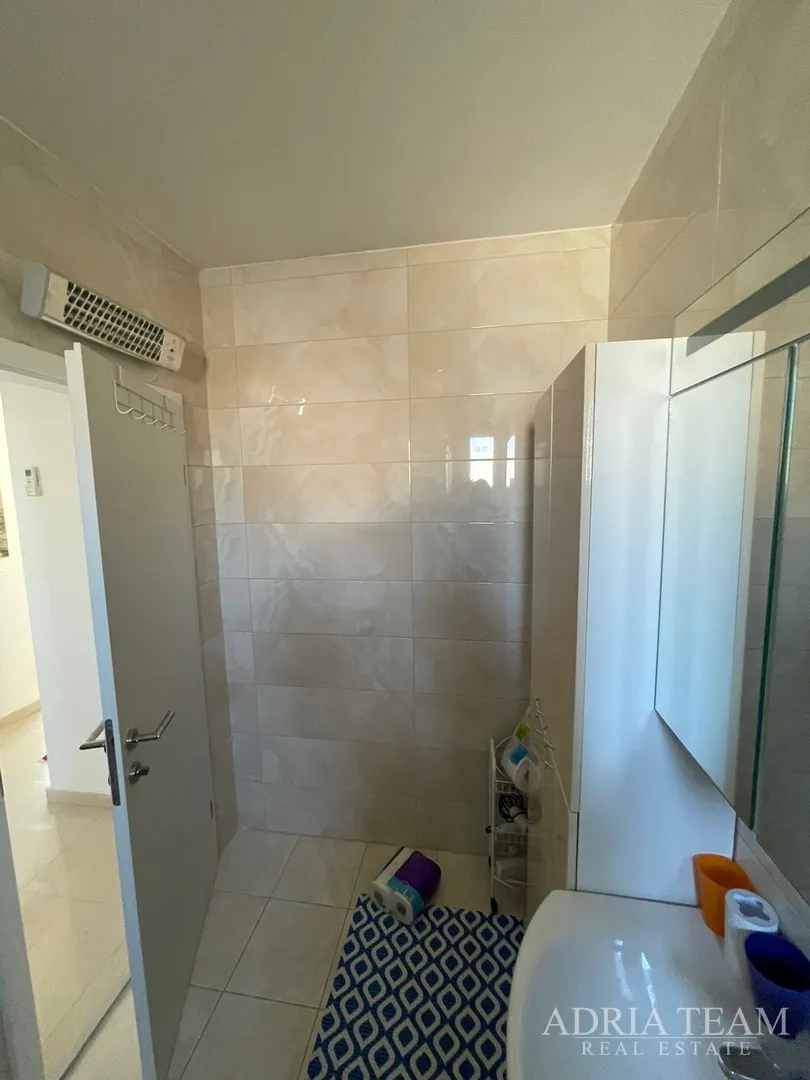 troetažni apartman u stambenoj zgradi - vrsi - slika 25