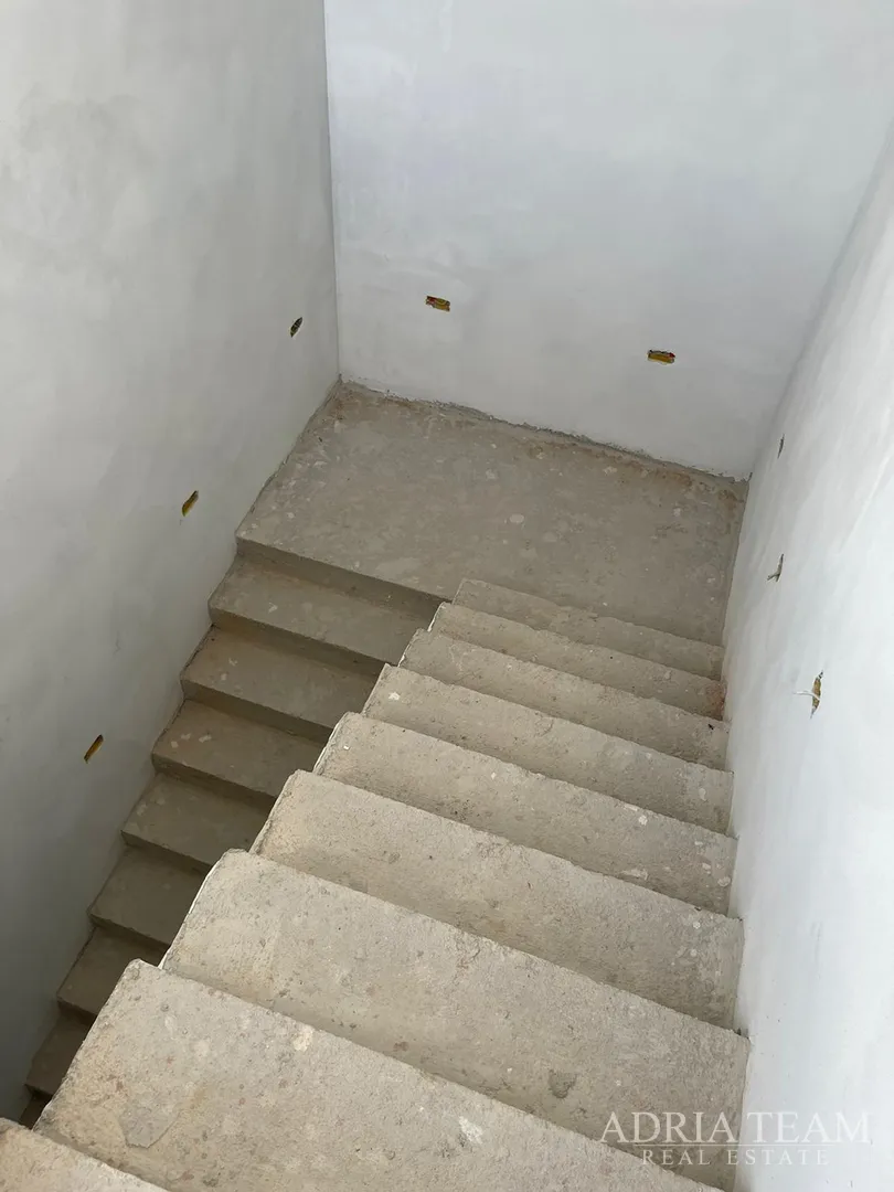 vila s bazenom u novogradnji - zaton - slika 51