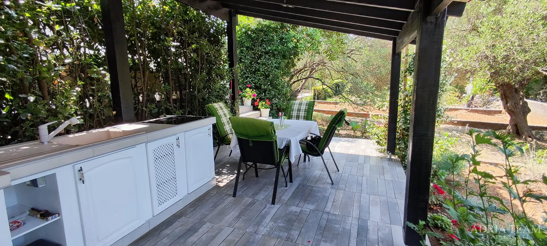 moderan dvosobni apartman s vrtom i garažom – lukoran, otok ugljan - slika 10