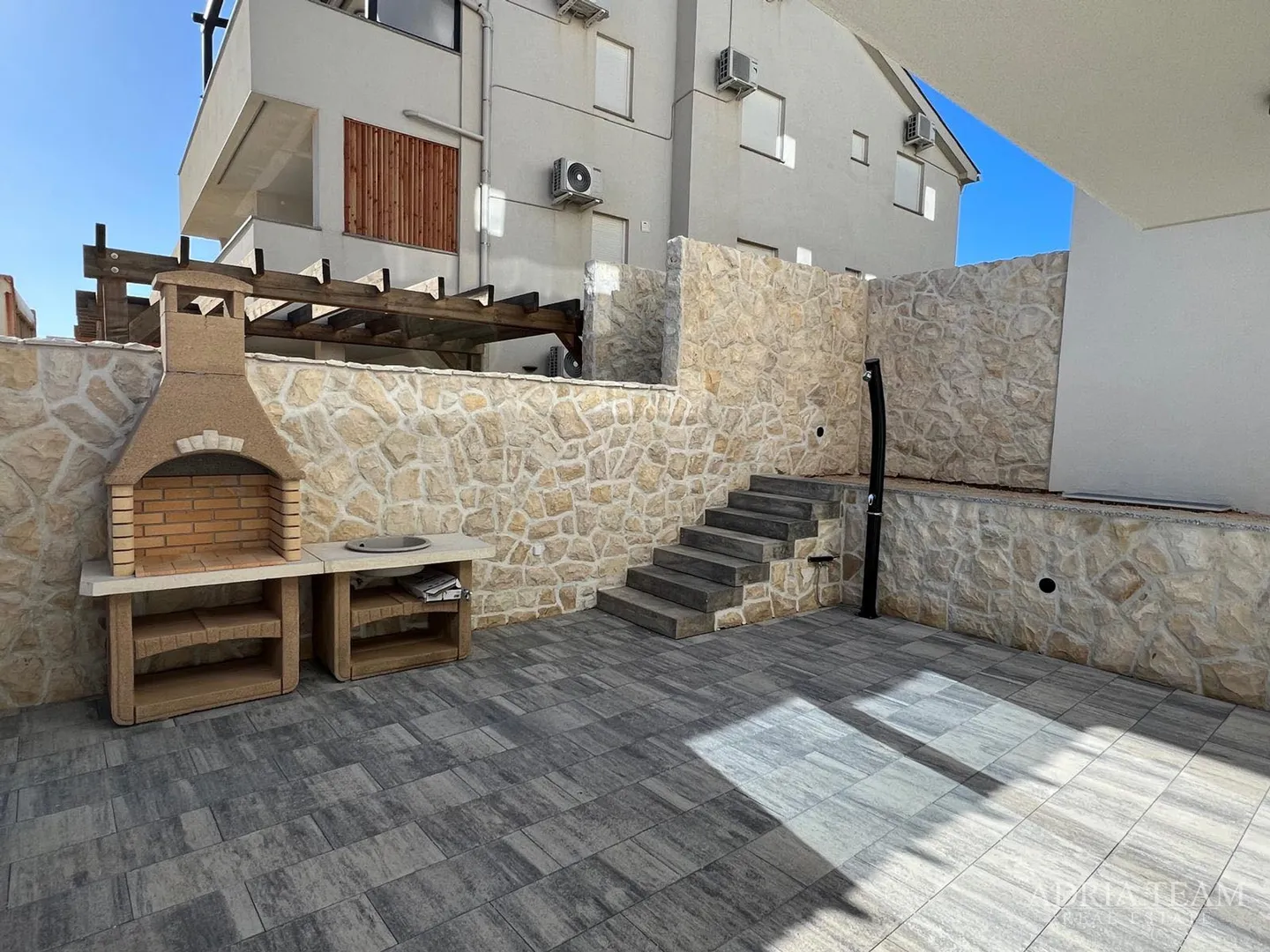 apartmani u stambenoj zgradi u novogradnji - povljana, pag - slika 2