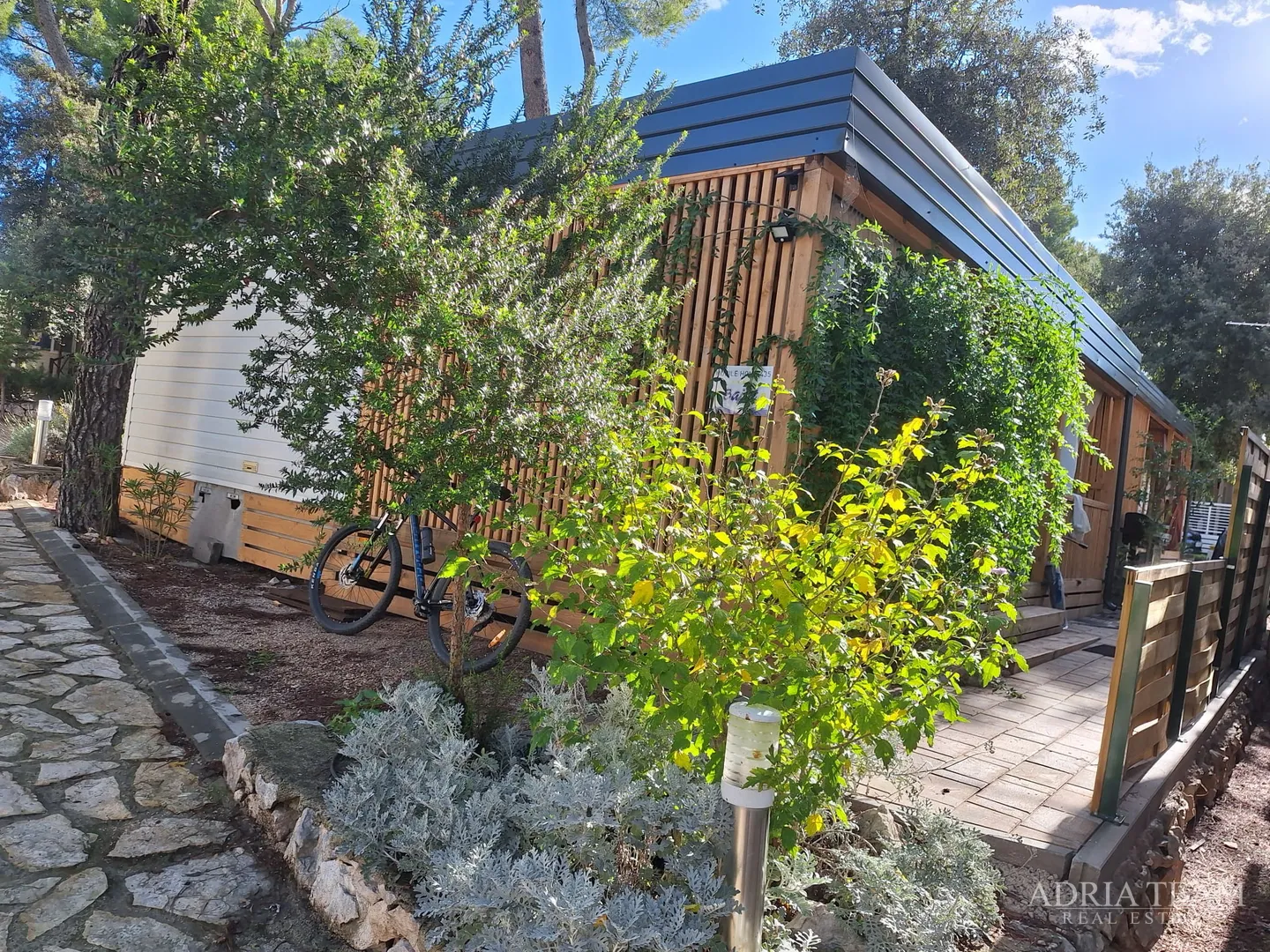 prodaje se potpuno opremljena mobilna kuća – 70 m od mora biograd na moru – camping park soline - slika 3