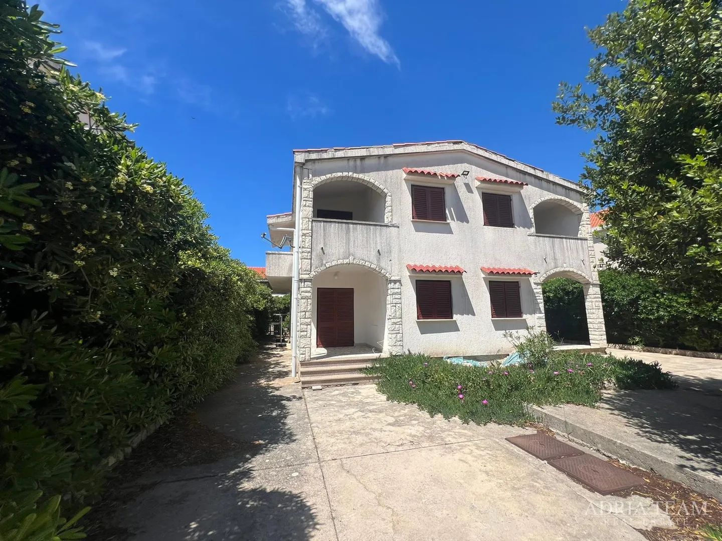 POLOVICA KUĆE S TRI APARTMANA, IZVRSNA POZICIJA! 140 m OD PLAŽE, POVLJANA - PAG