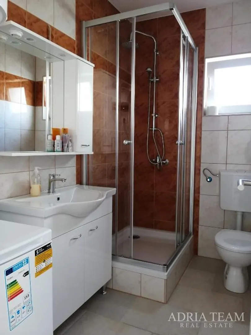 kuća s 3 stambene jedinice i bazenom, pogled na more - maslenica - slika 26