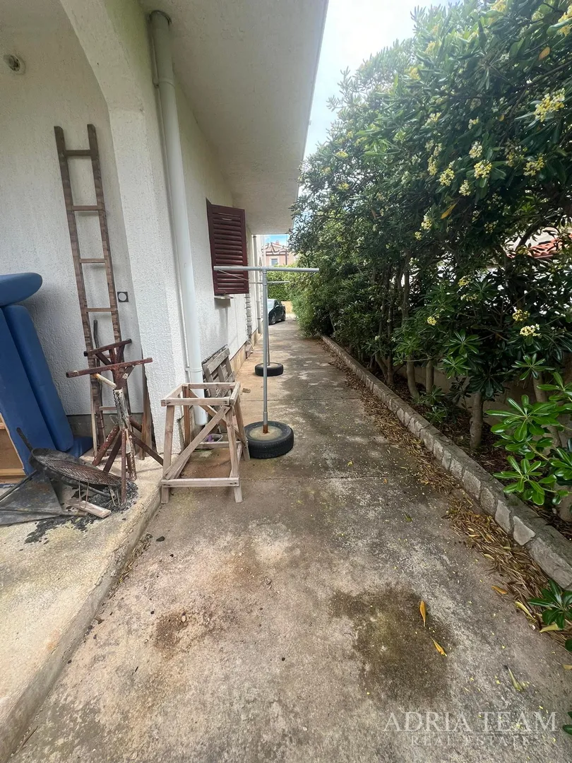 polovica kuće s tri apartmana, izvrsna pozicija! 140 m od plaže, povljana - pag - slika 41