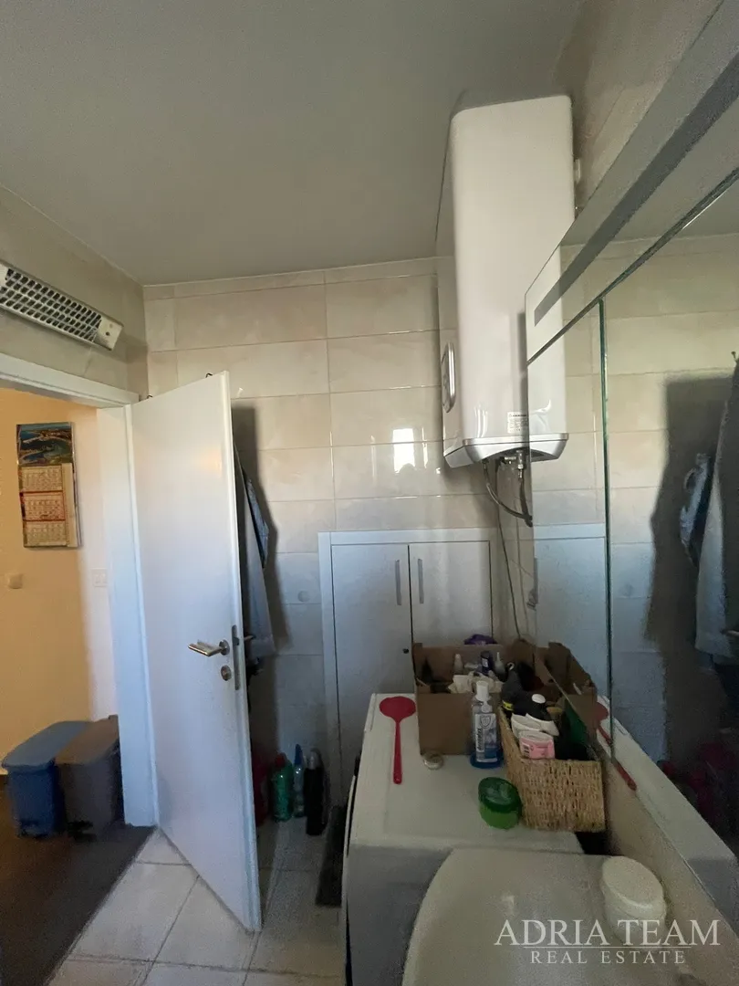troetažni apartman u stambenoj zgradi - vrsi - slika 26