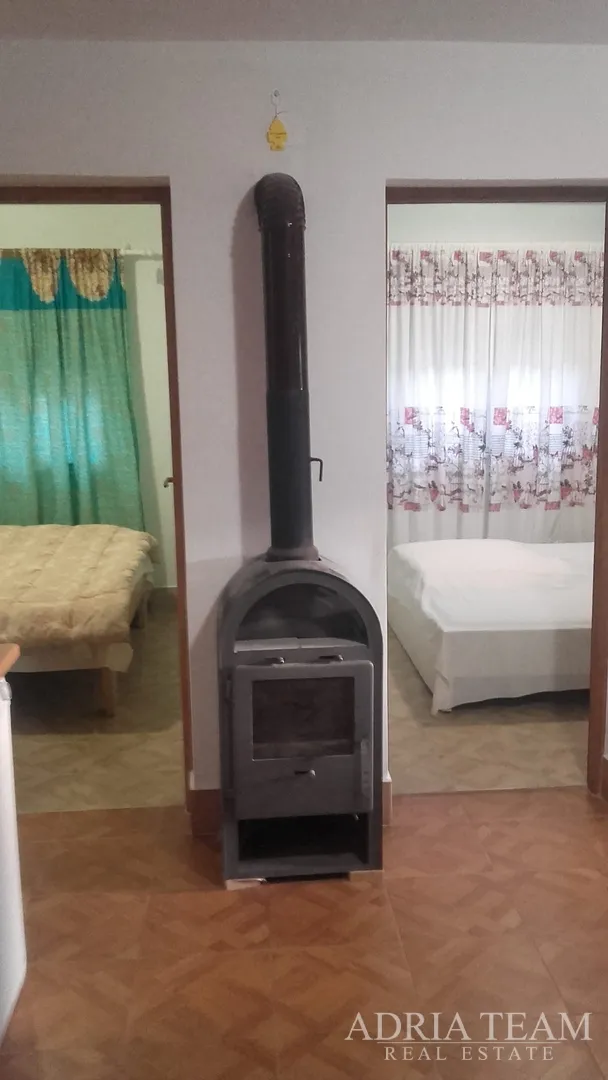 kuća s 2 stambene jedinice, 230 m od mora, vir - slika 14