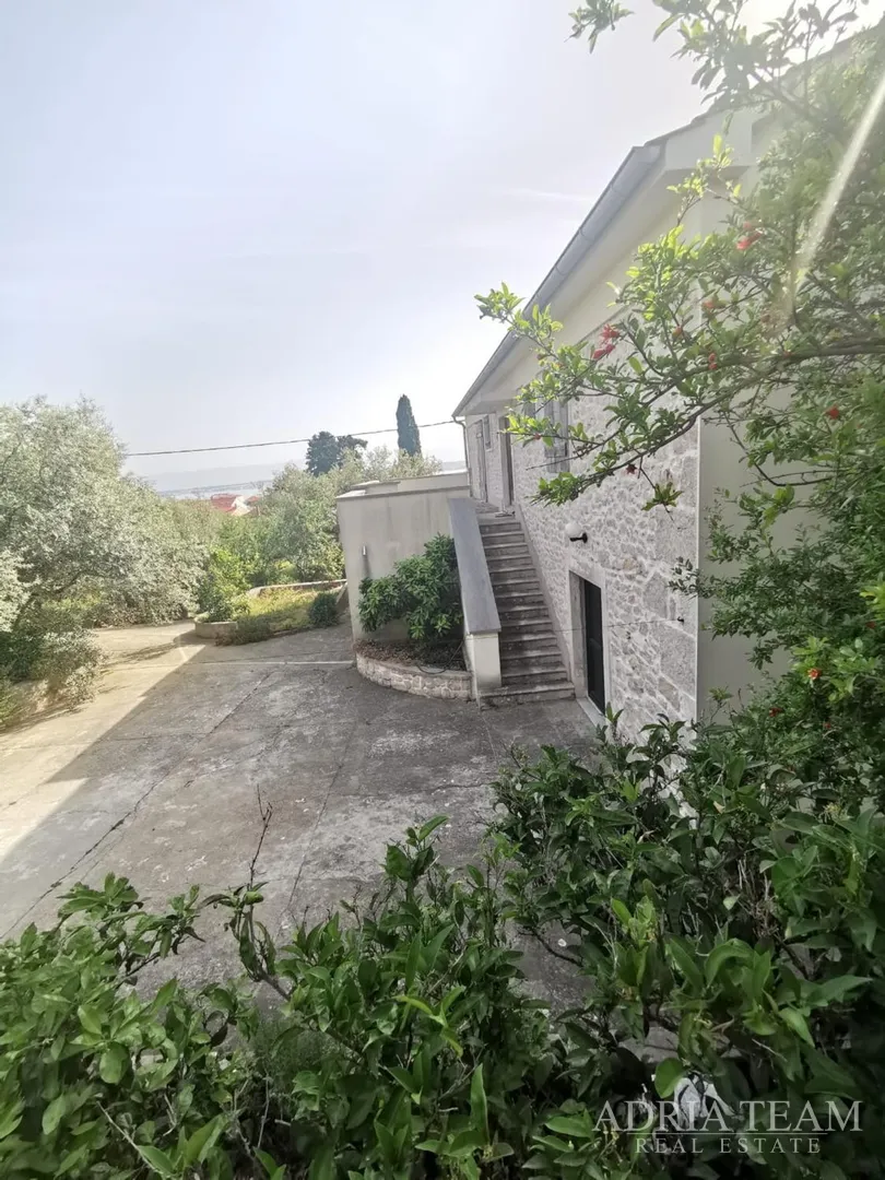 kuća s 3 apartmana i velikom okućnicom - poljana, ugljan - slika 6