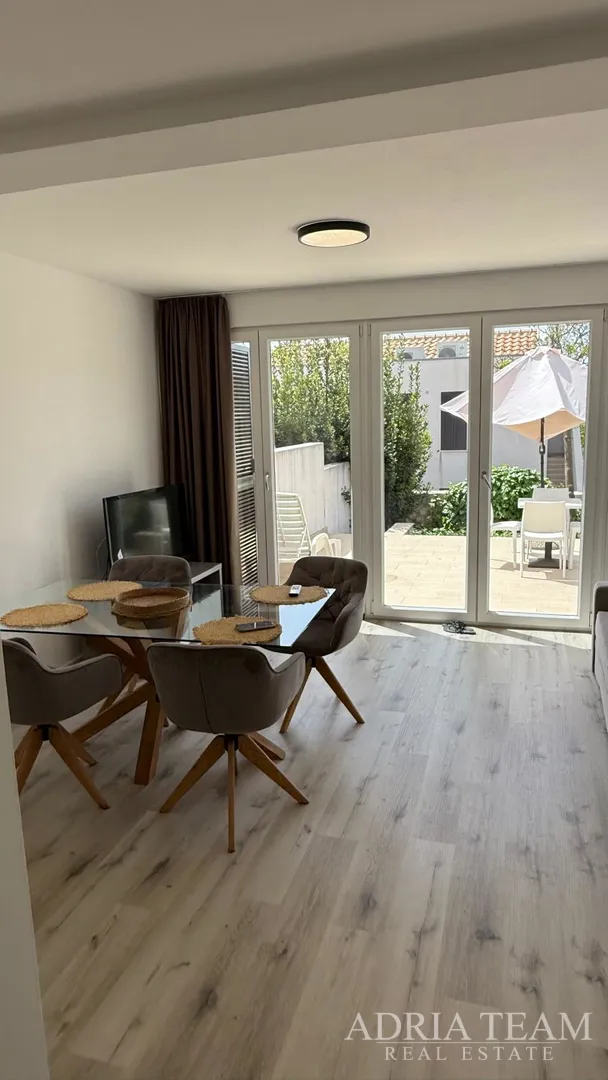 prostrani prizemni preuređeni apartman s dva vrta i terasom - petrčane - slika 5