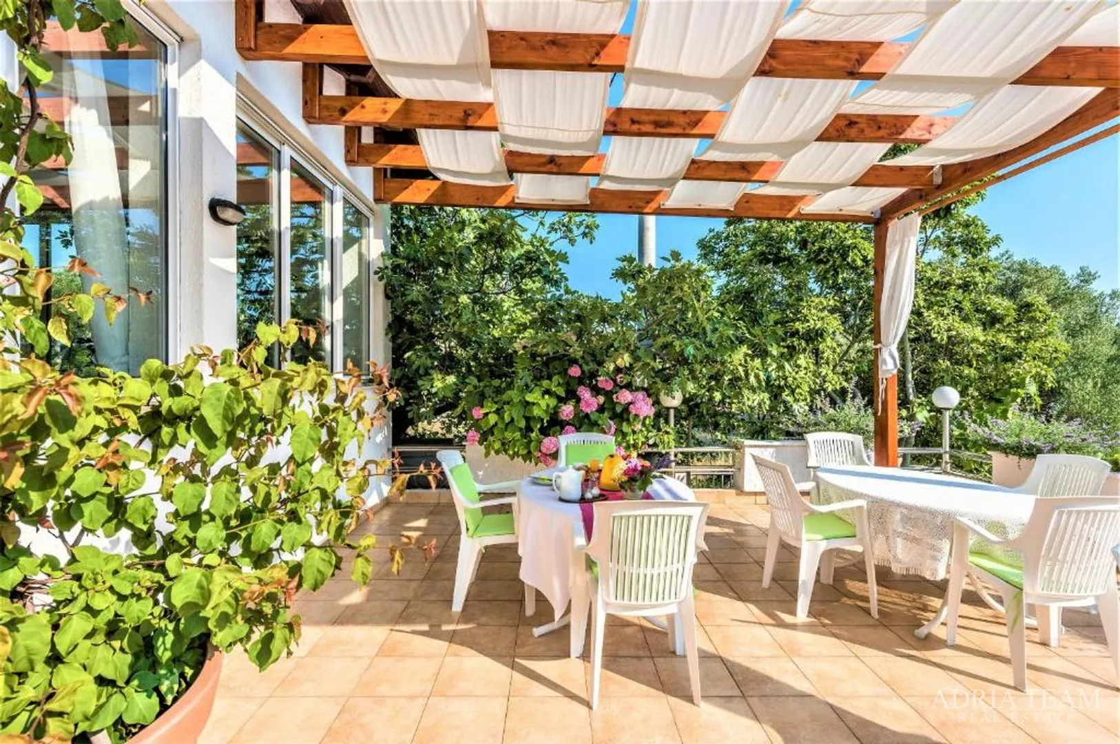 Hotel - Sukošan, Prvi Red Do Mora
