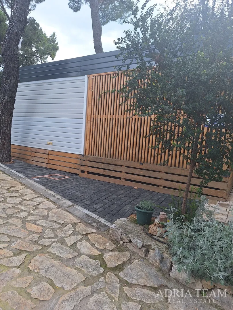 prodaje se potpuno opremljena mobilna kuća – 70 m od mora biograd na moru – camping park soline - slika 4
