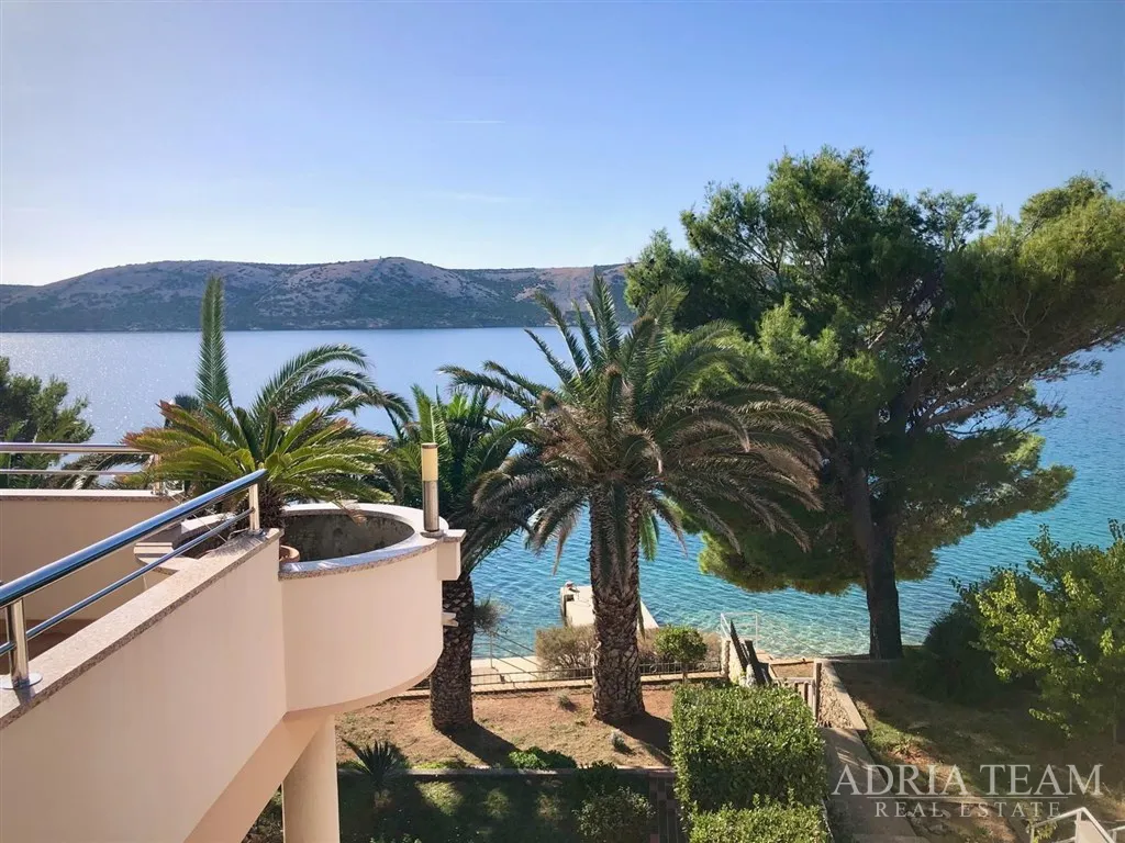 prekrasna dvokatnica s tri apartmana u prvom redu do mora – stara novalja, otok pag - slika 4