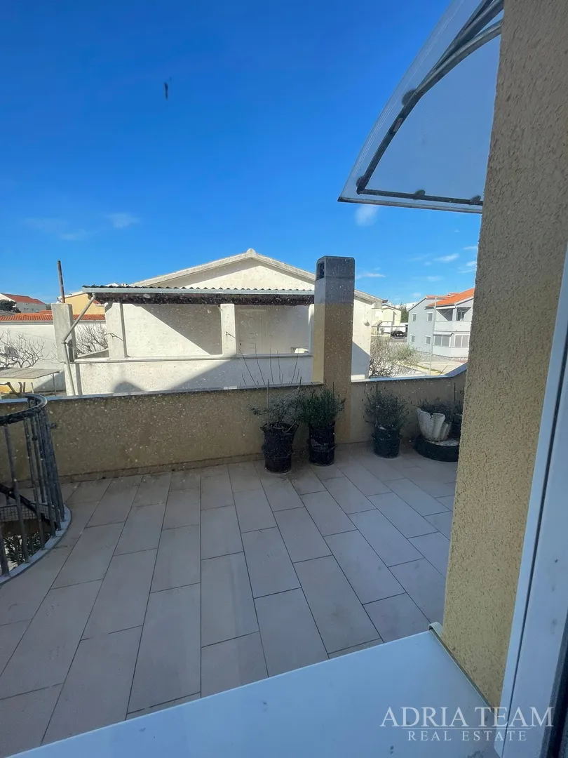troetažni apartman u stambenoj zgradi - vrsi - slika 28