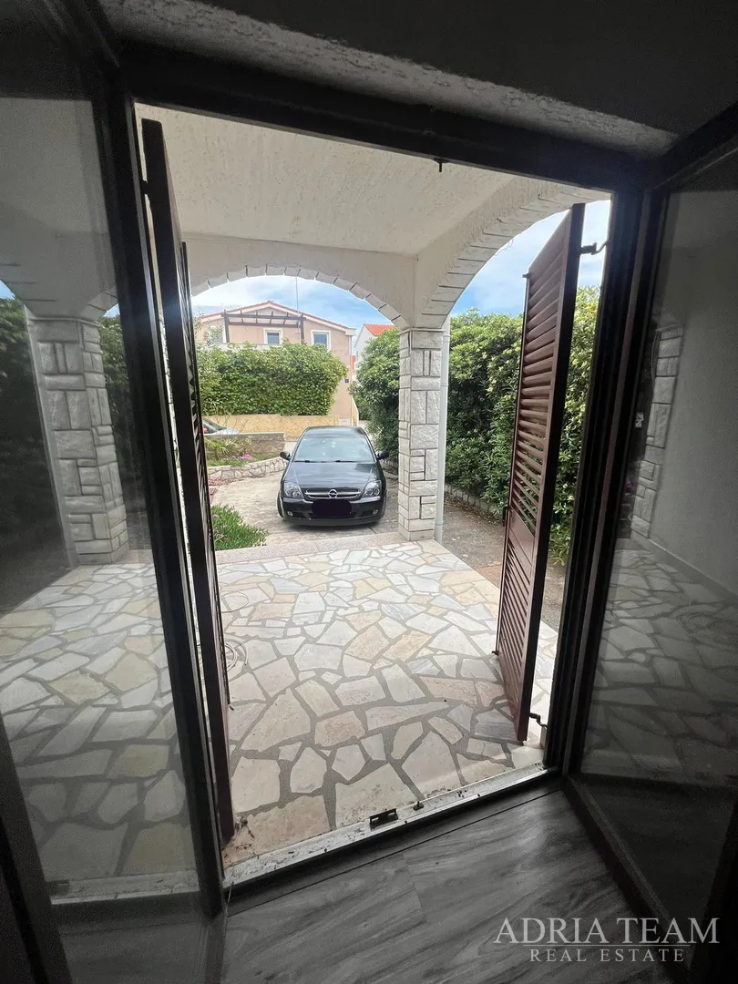 polovica kuće s tri apartmana, izvrsna pozicija! 140 m od plaže, povljana - pag - slika 6
