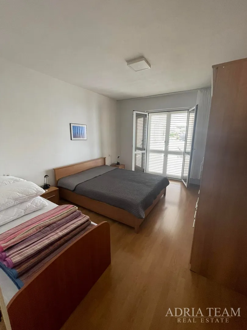 kuća s prostranom okućnicom, prvi red do mora - jakišnica - slika 9