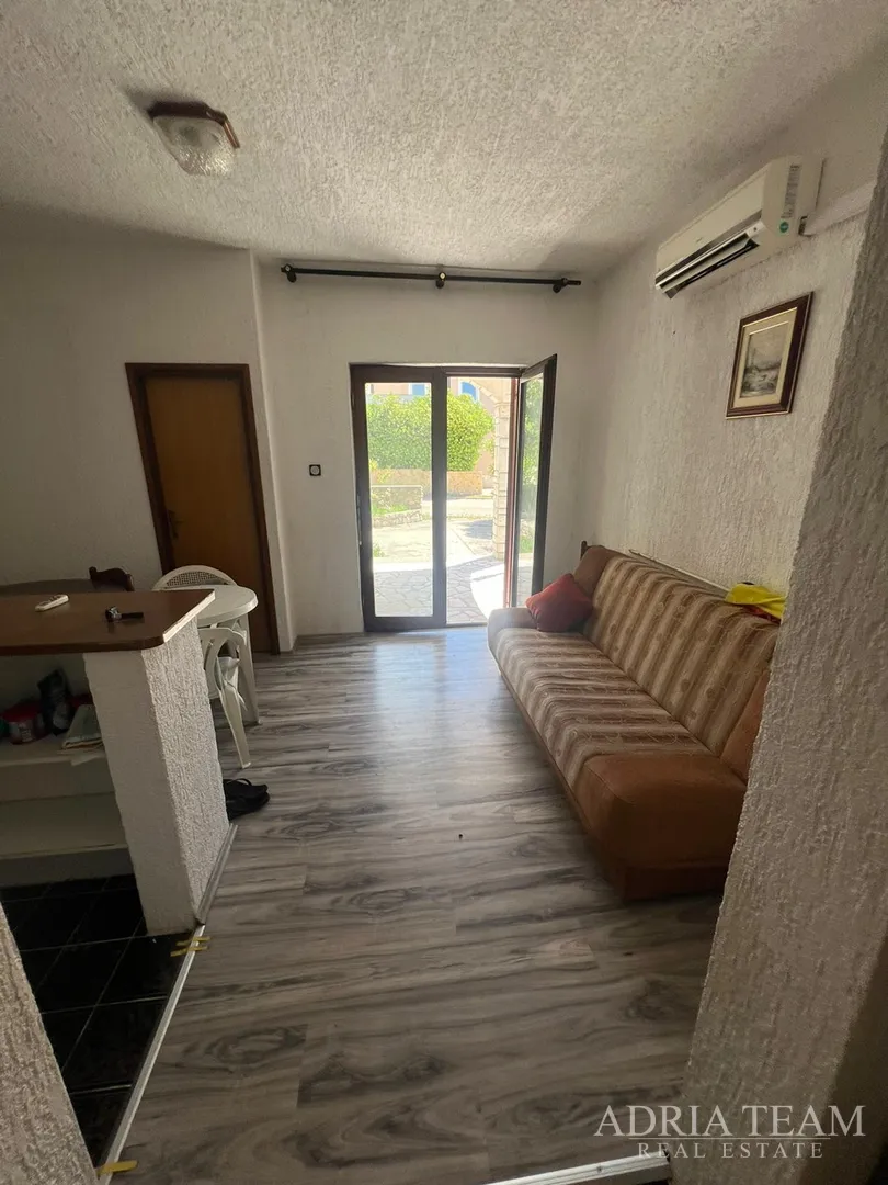polovica kuće s tri apartmana, izvrsna pozicija! 140 m od plaže, povljana - pag - slika 12