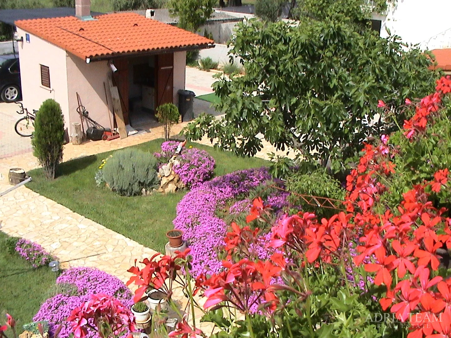 apartmanska kuća s velikim dvorištem, mirna i tiha pozicija - vir - slika 5
