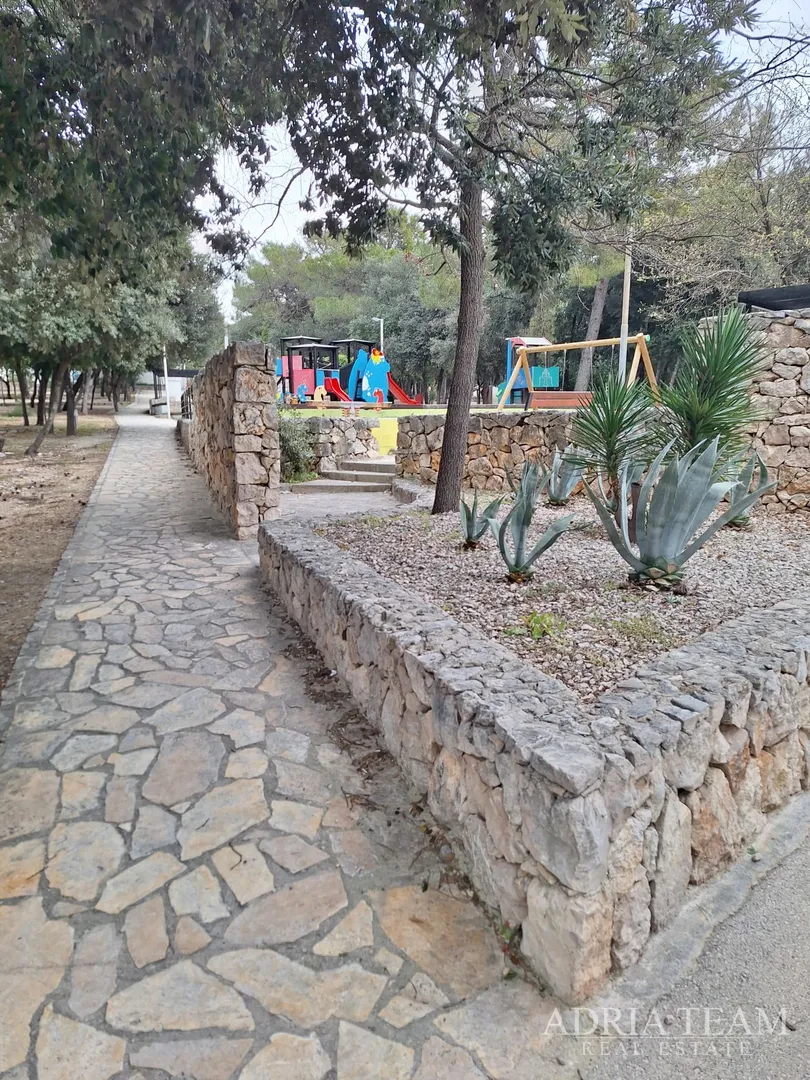 prodaje se potpuno opremljena mobilna kuća – 70 m od mora biograd na moru – camping park soline - slika 20