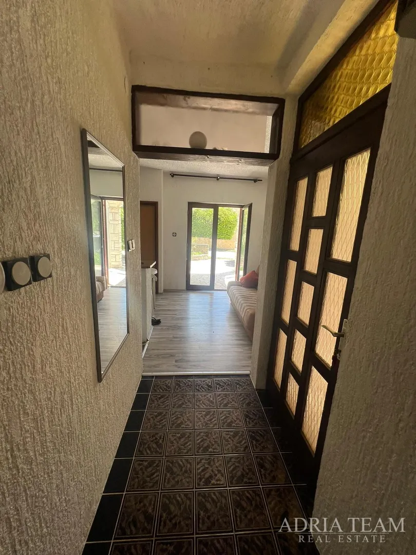 polovica kuće s tri apartmana, izvrsna pozicija! 140 m od plaže, povljana - pag - slika 16