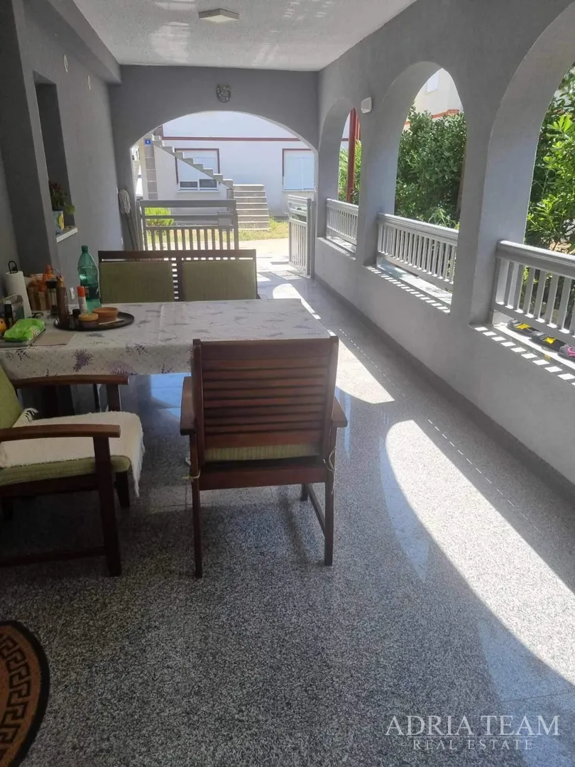 kuća s dvije apartmanske jedinice - vir - slika 4