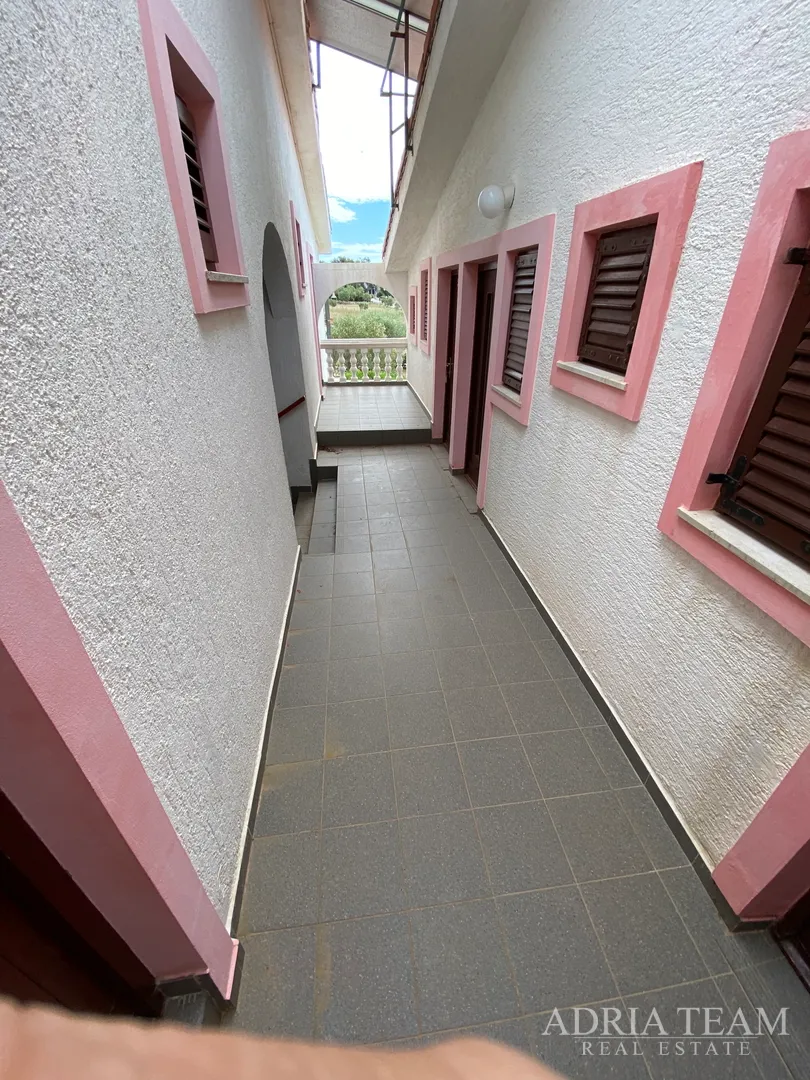 apartmanska kuća sa 6 apartmana, 70 m od mora, pag - povljana - slika 16