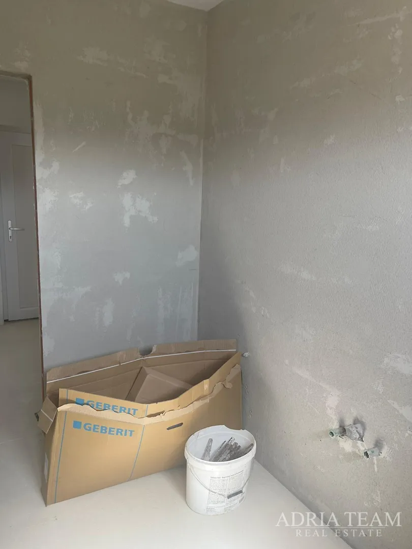 vila s bazenom u novogradnji - zaton - slika 39