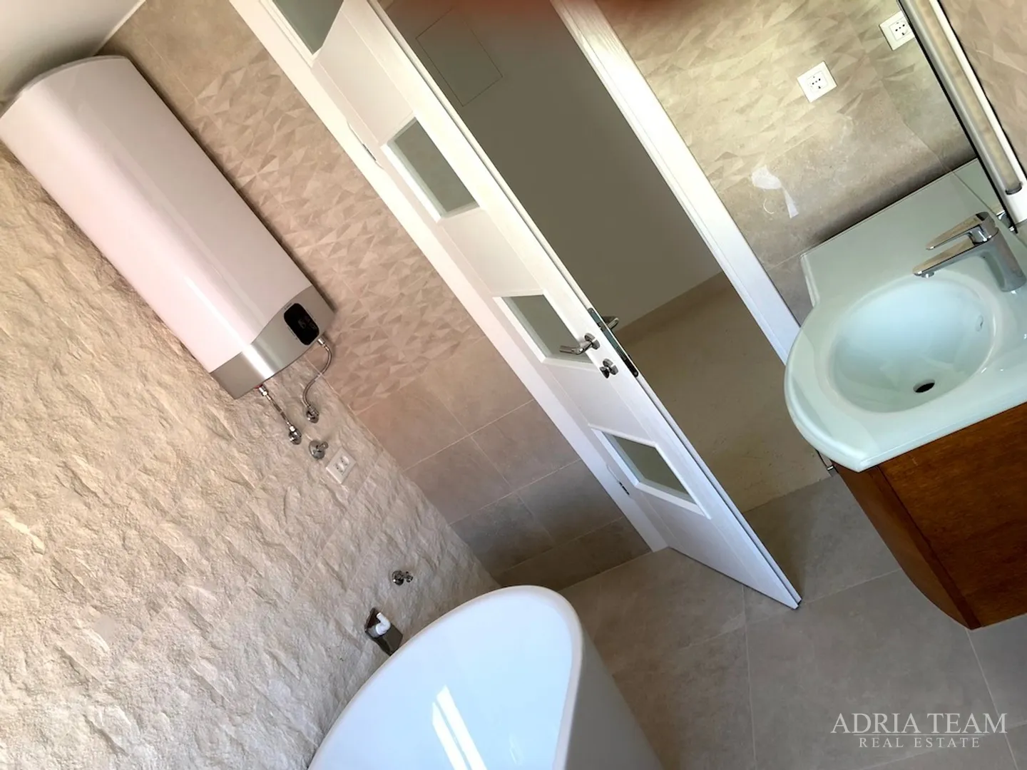 luksuzni apartman - 1. red do mora - slika 10