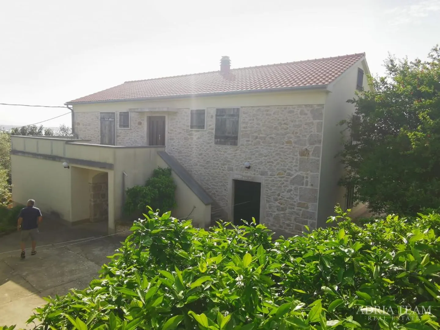kuća s 3 apartmana i velikom okućnicom - poljana, ugljan - slika 2