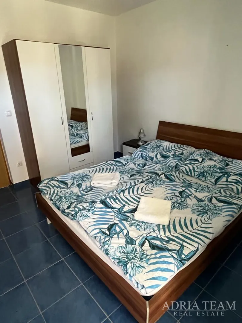 kuća s tri stambene jedinice, pogled na more i velebit - donji karin - slika 9
