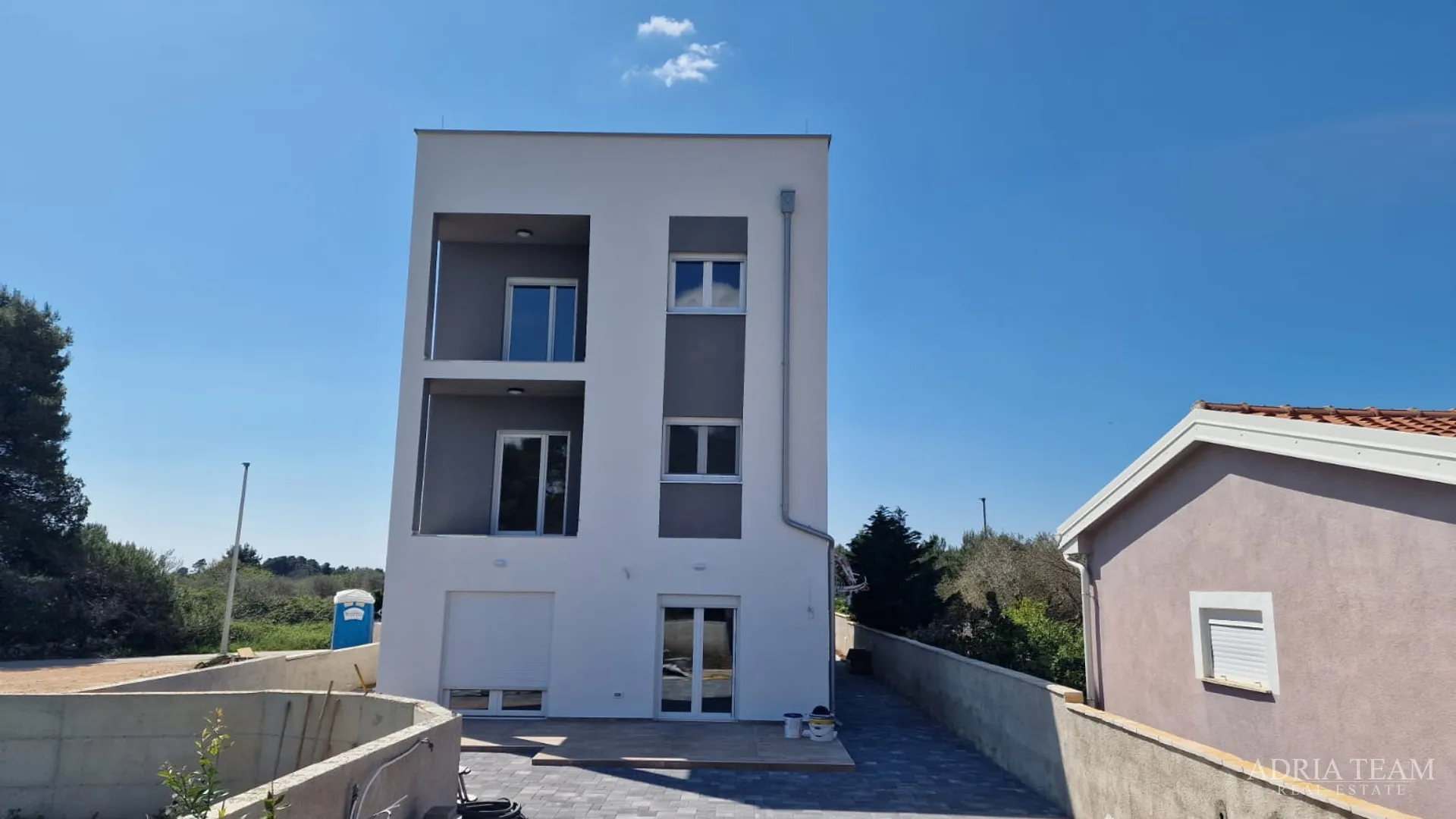 stambena zgrada s tri stambene jedinice i krovnom terasom - vir - slika 12