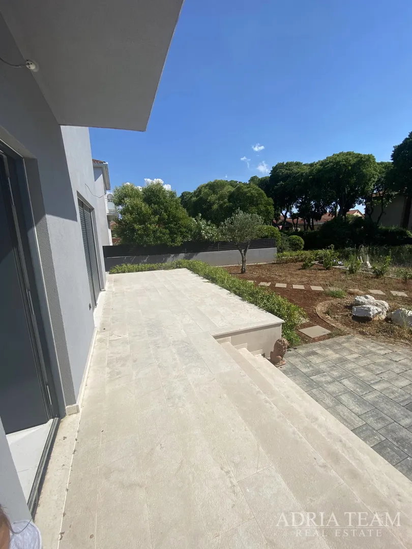 obiteljska kuća s velikim i uređenim dvorištem i bazenom, 400 m od mora, zadar - borik - slika 4