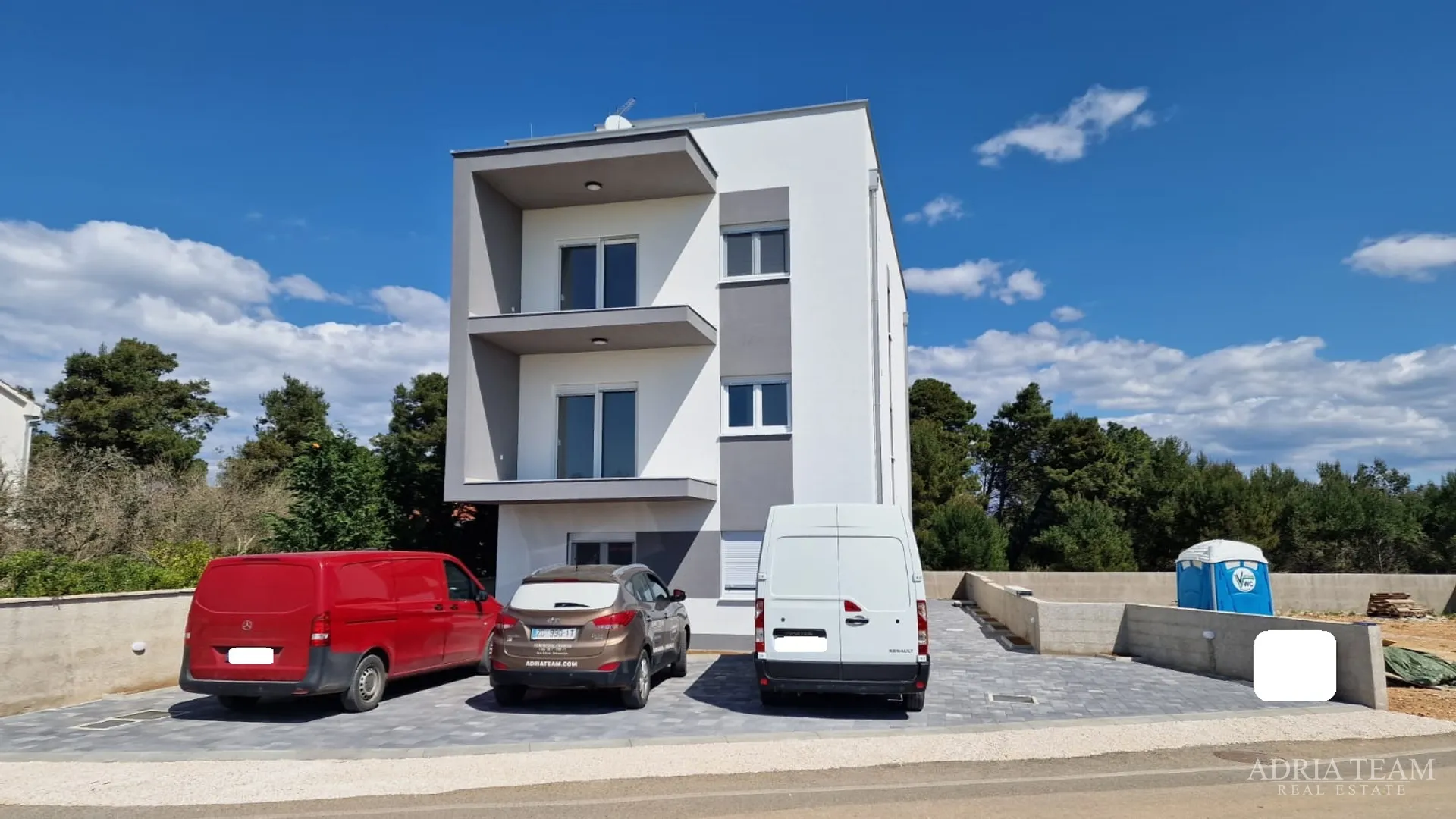 stambena zgrada s tri stambene jedinice i krovnom terasom - vir - slika 9