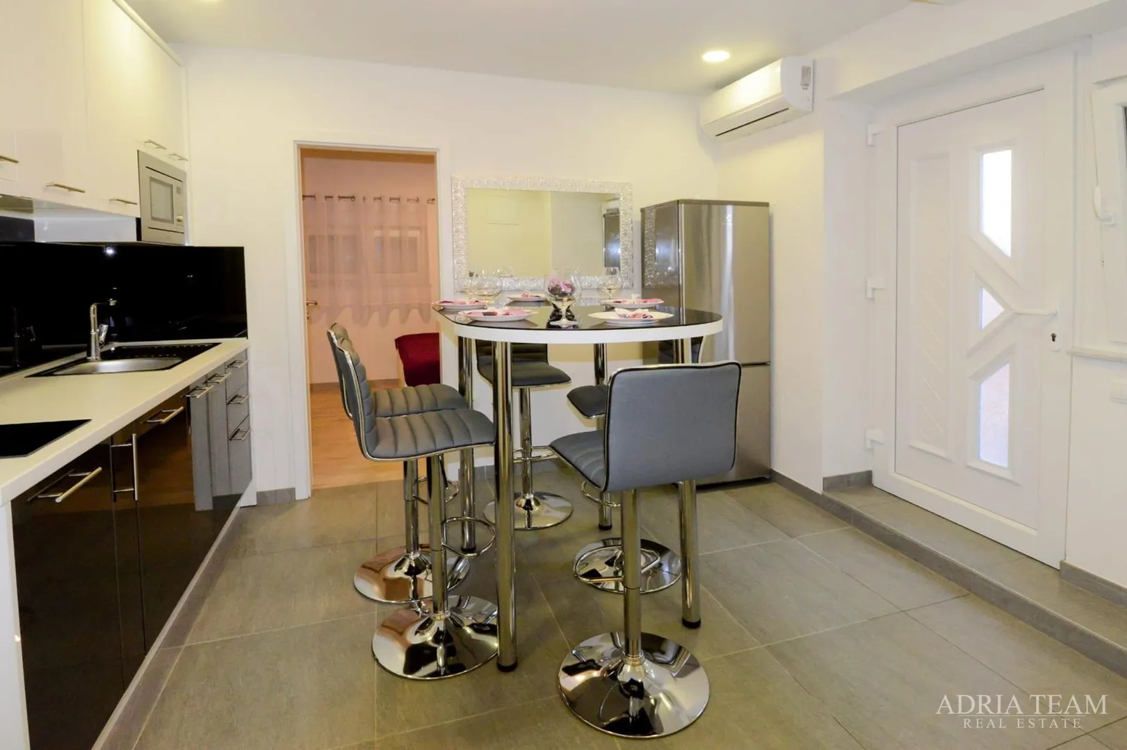 apartman u suterenu s bazenom i velikim vrtom - privlaka - slika 21