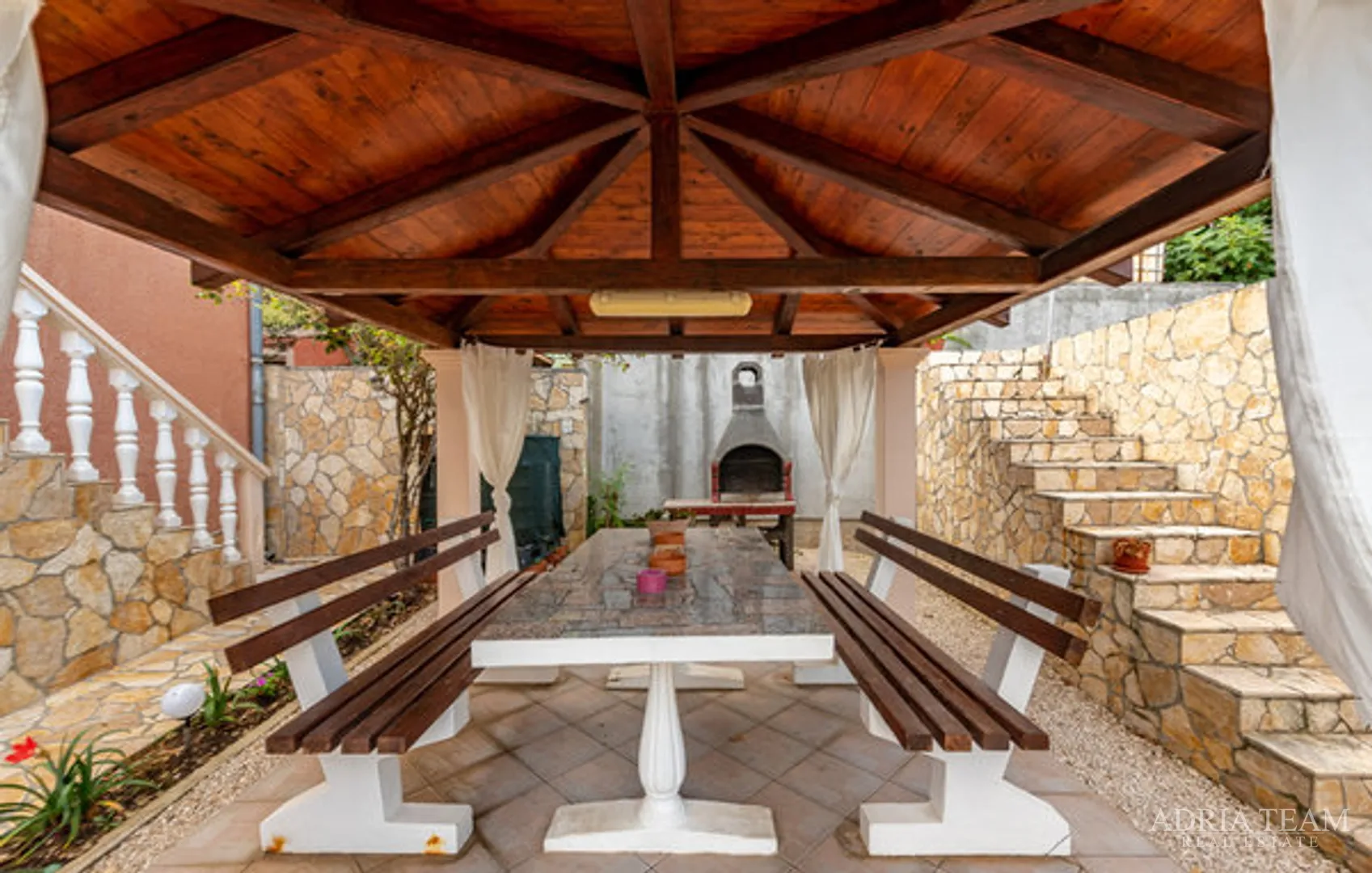 apartmanska kuća s garažom i uređenim dvorištem, drugi red od mora, vir - zadar - slika 3