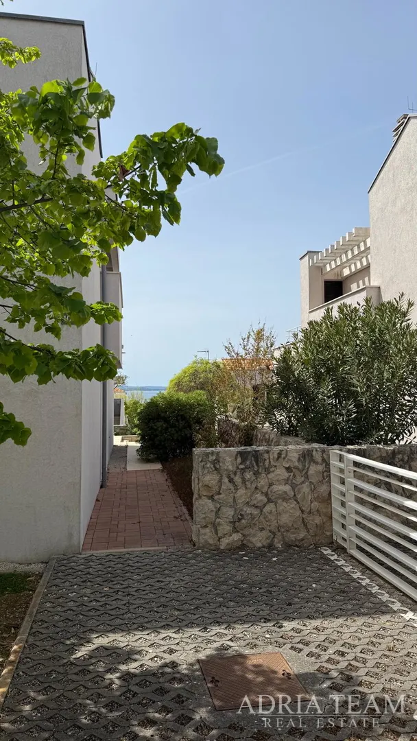 prostrani prizemni preuređeni apartman s dva vrta i terasom - petrčane - slika 18