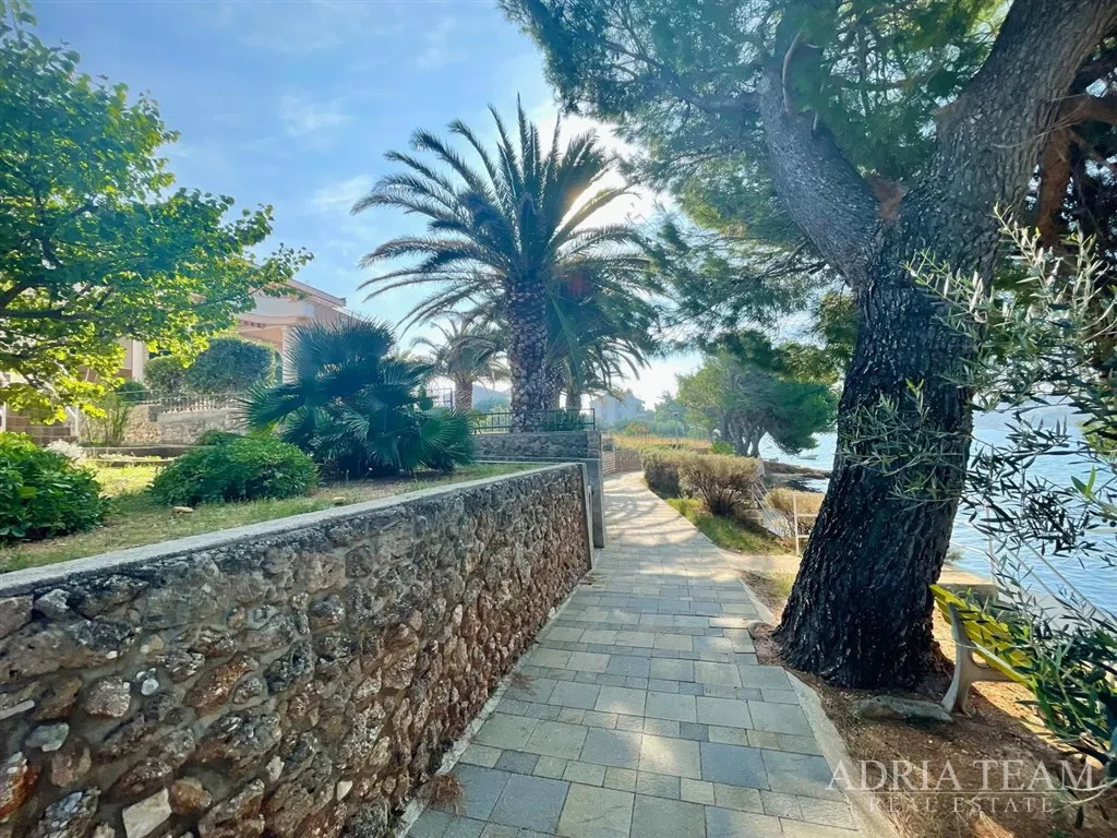 prekrasna dvokatnica s tri apartmana u prvom redu do mora – stara novalja, otok pag - slika 17