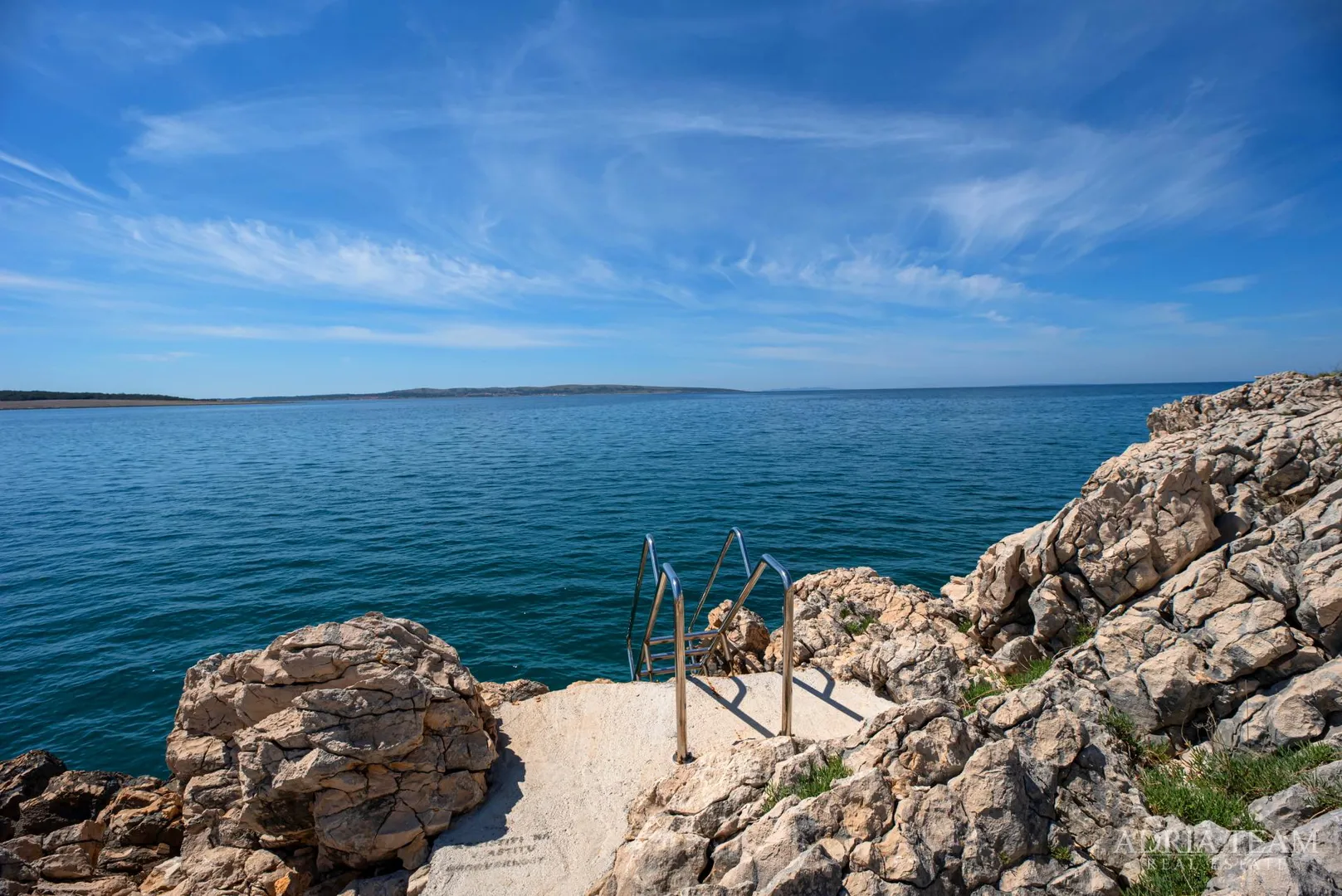 dvoetažni apartman u prvom redu do mora, plaža odmah ispred zgrade - povljana, pag - slika 27
