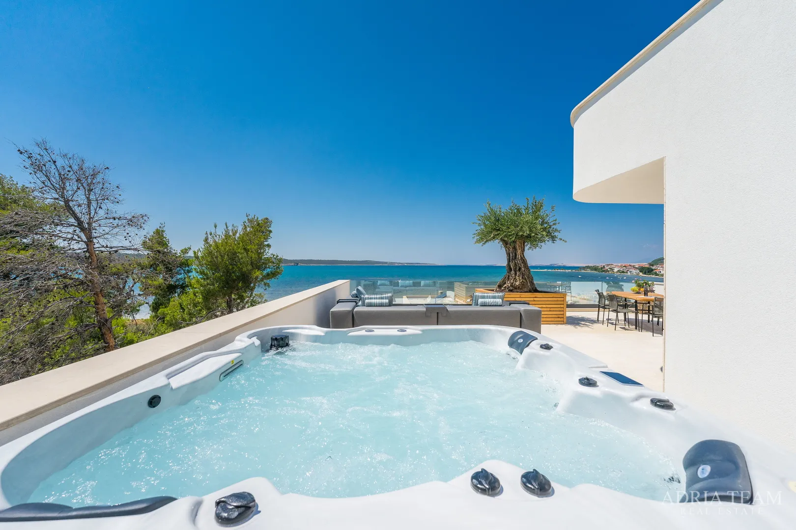 vila u drugom redu do mora - ljubač - slika 27